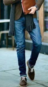 jeans con zapatos casuales