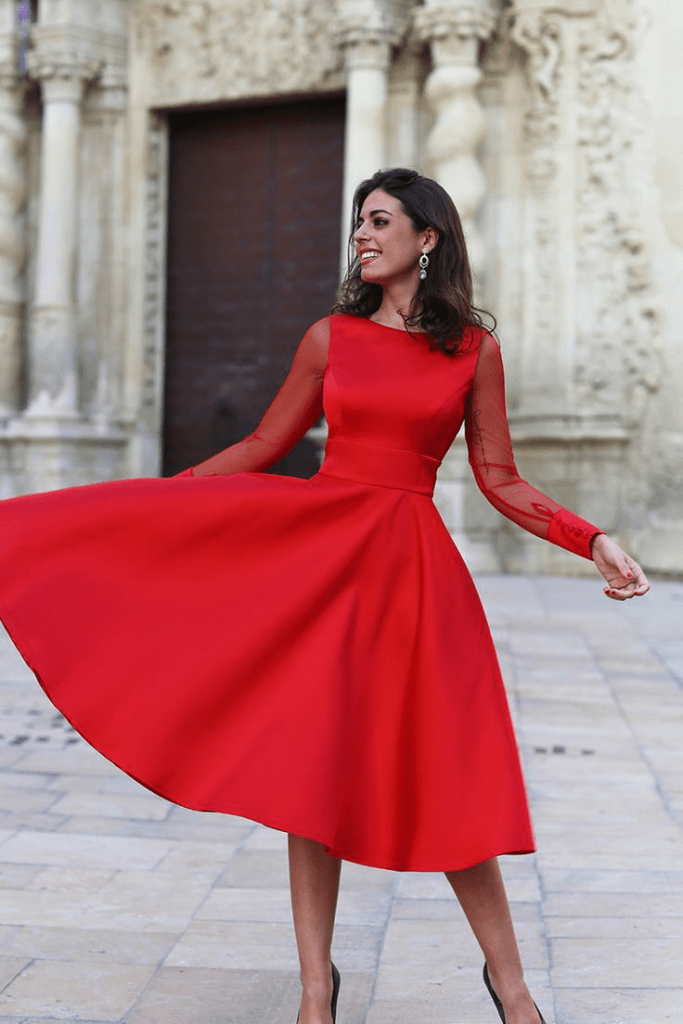 Un vestido rojo puede ser el atuendo perfecto para tu evento de fin de año en la empresa. El largo a la rodilla es el correcto.
