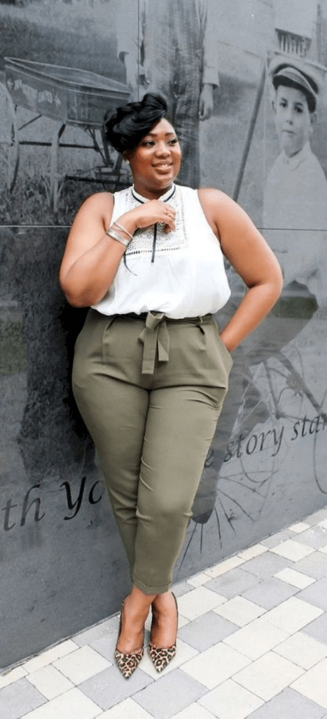 Mujer sonriente segura de si misma y orgullosa de su cuerpo, demostrando seguridad y confianza después de haber tomado un curso de imagen femenina